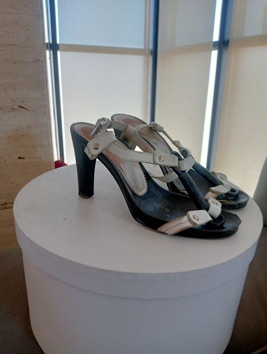 Sandálias Prada em couro preto e branco