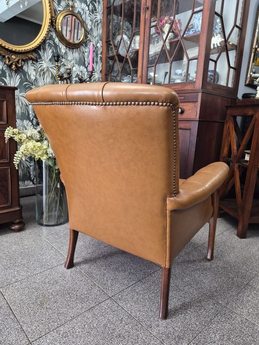 Poltrona Clássica Vintage em Pele Legítima Caramelo (Capitonê)