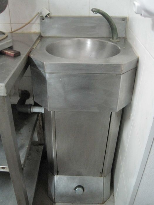 Estantes - INOX - vende se Pio - PIA Lava mãos de peixaria