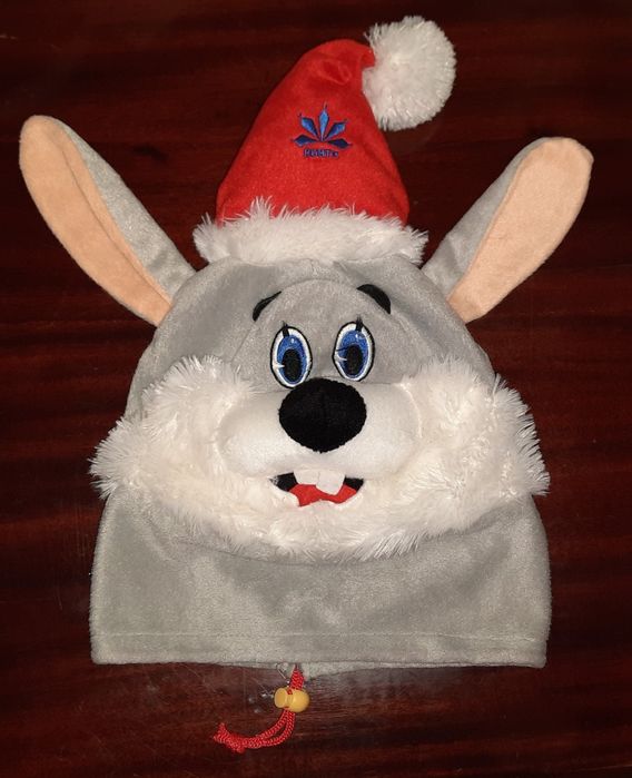 Новогодняя шапка заяц, нарядная, фирменная.

Наряд