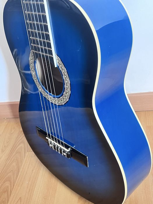 Guitarra acústica de cordas de nylon azul