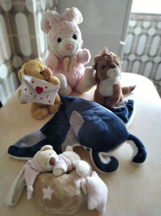 Vários peluches de animais