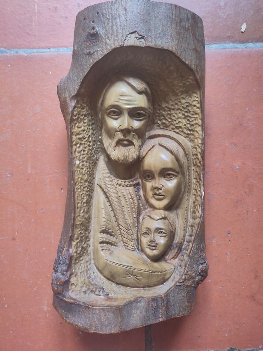 Sagrada família esculpida em madeira oliveira