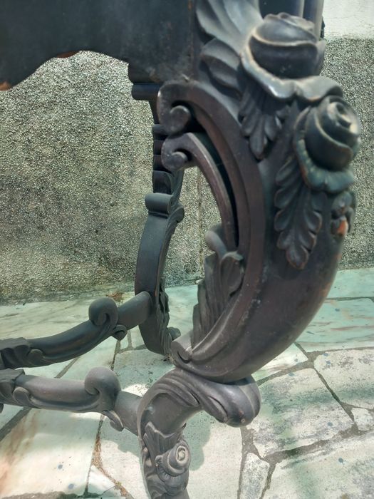 Mesa antiga com tampo de mármore