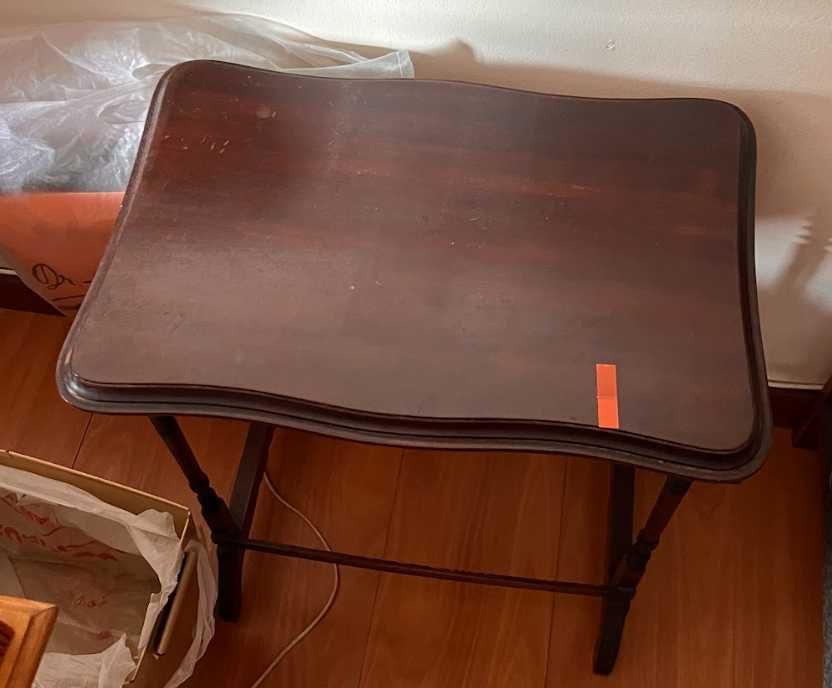 Mesa de apoio antiga em madeira escura.