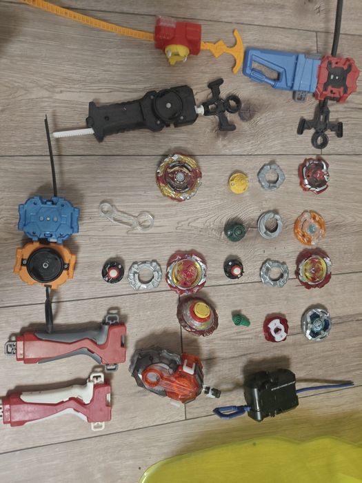 Набір бейблейдів із запускалками