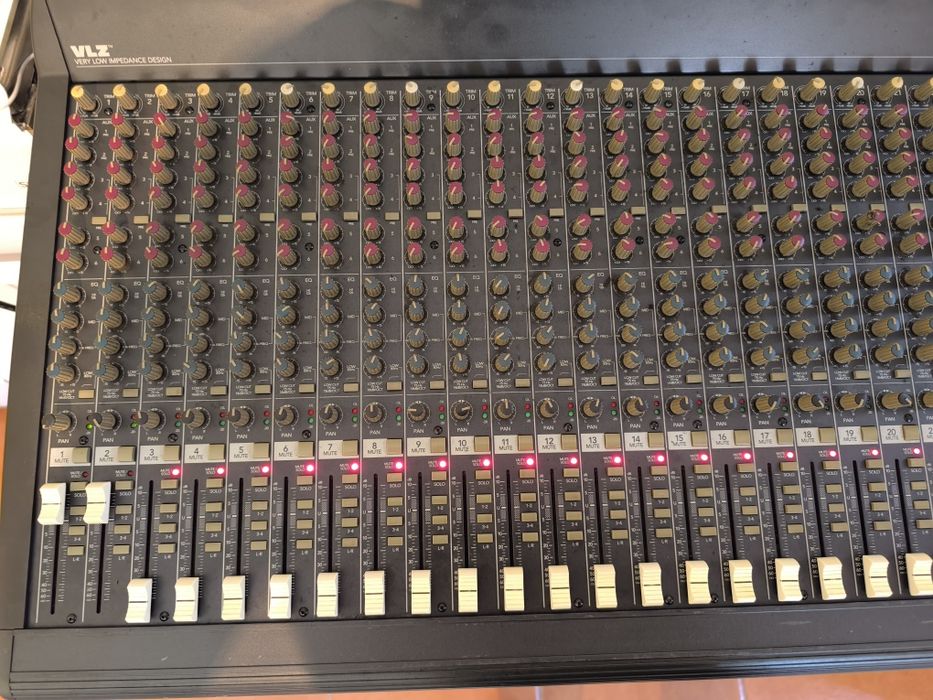 Mesa mistura Mackie 32 canais SR32.4