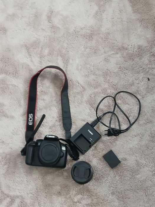 Câmara Canon EOS 1300D, lente com foco automático e mala de transporte