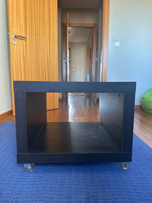 Móveis IKEA sobre rodas