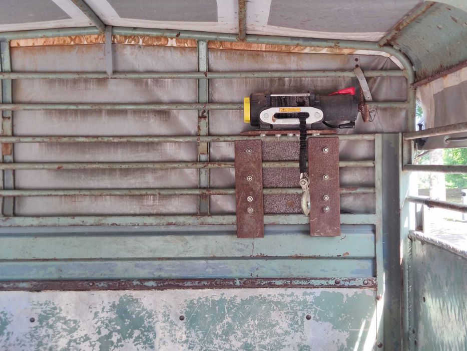Carrinha DYNA 250 (transporte de animais)