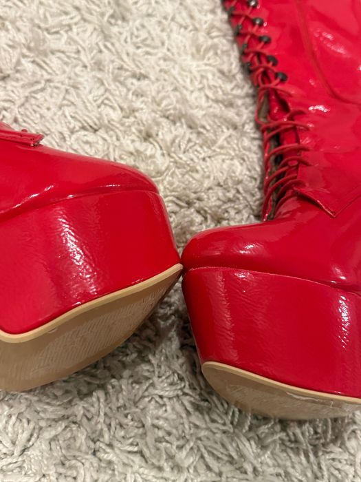 Стріпи чоботи червоні лакові