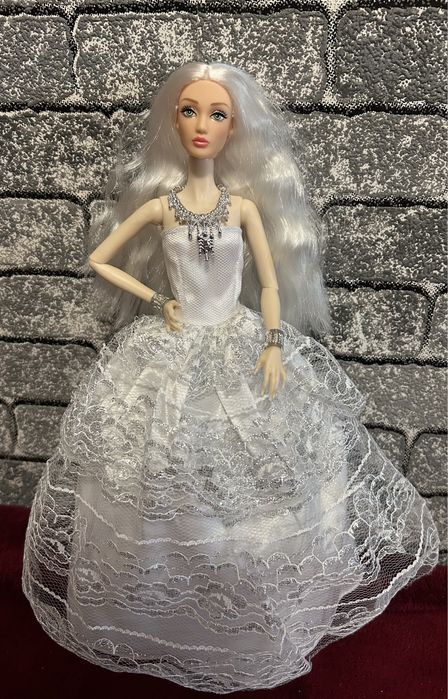 Лялька наречена Барбі гібрид , голова Дефа, тіло типу Інтегріті Мізі