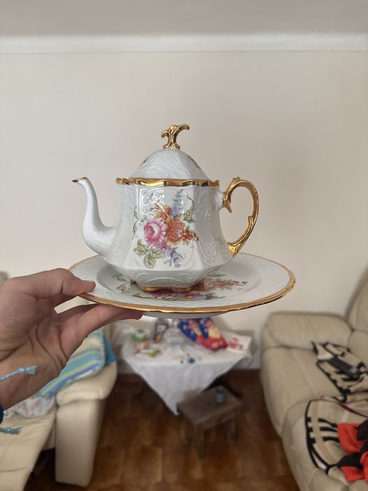 Bule de porcelana T. Limoge com prato- Peça de coleção Floral/ Dourado