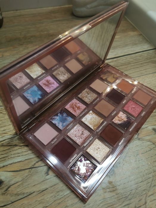 Huda Beauty Naughty Palette jak nowa paleta cieni Sephora brązowa nude