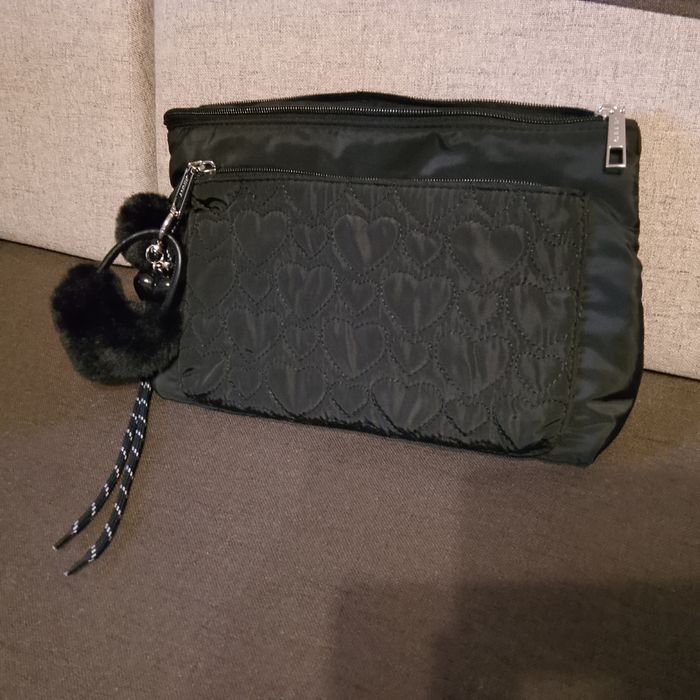 Kosmetyczka czarna z brelokiem