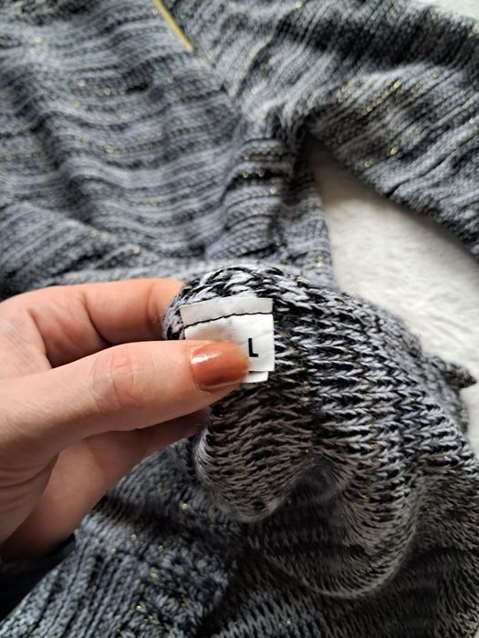 Casual sweter z złota nicią L