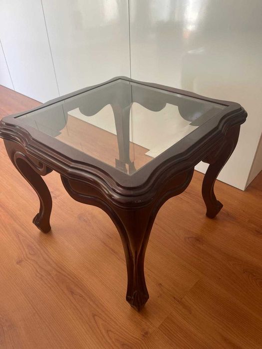 Mesa de madeira e vidro