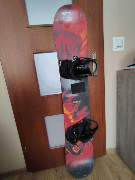 Deska snowboardowa, wiązania, kask, akcesoria