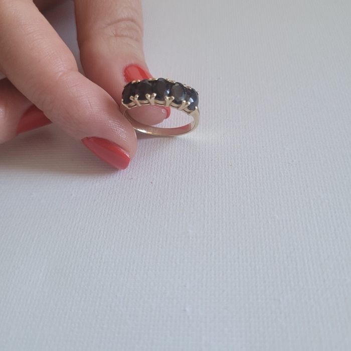 Złoty pierścionek z szafirami 585