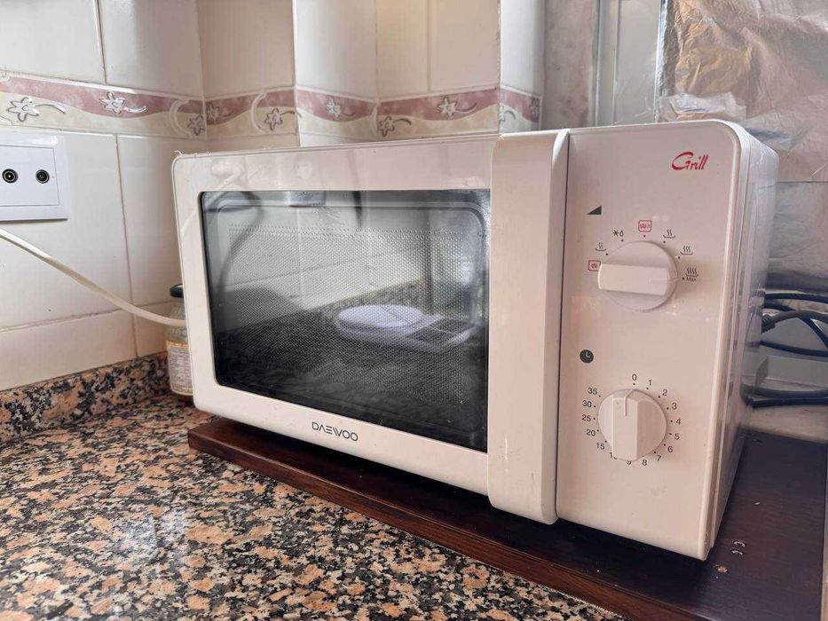 Micro-ondas DAEWOO KOG-6F27 (20 L - Com Grill - Branco)