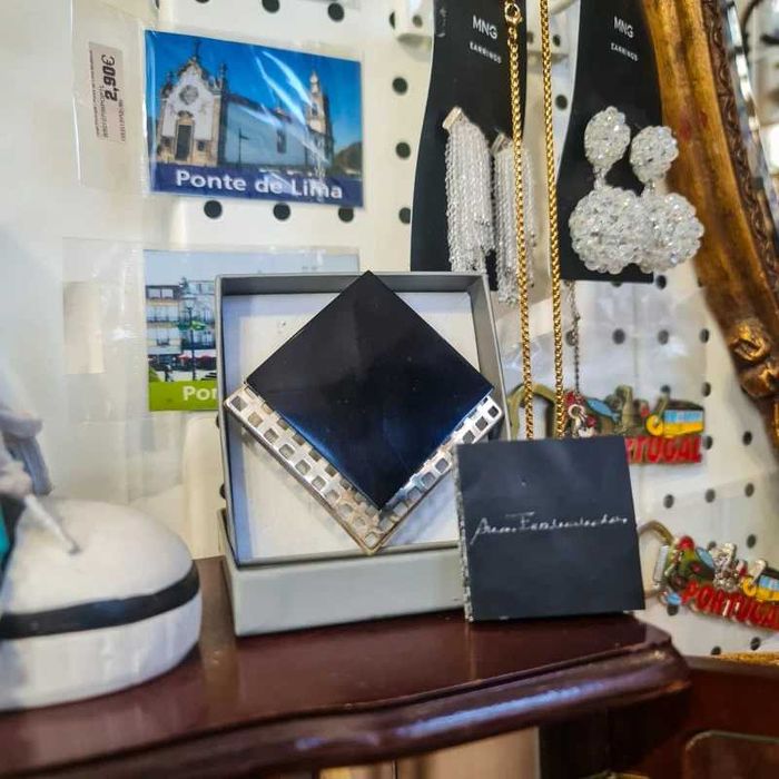 Pregadeira Autor– Ana Fernandes– Metal c/Frente Preta Base Geométrica