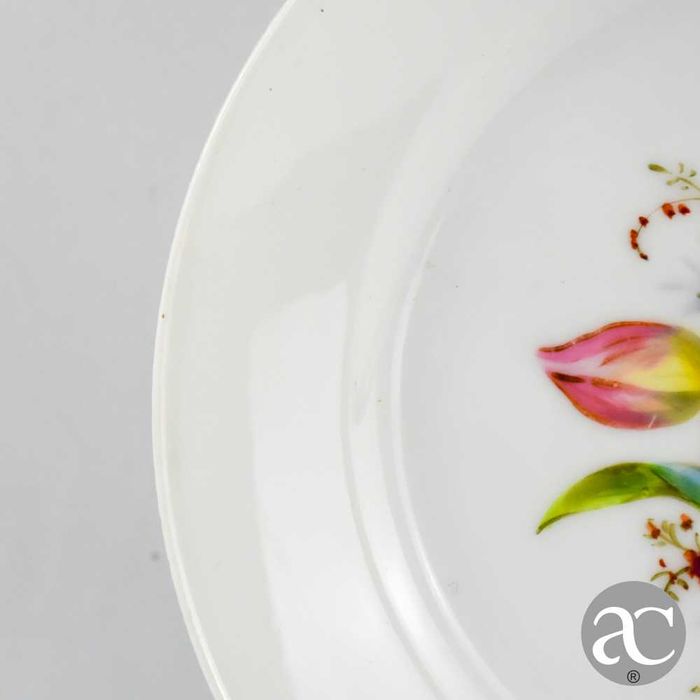 Prato raso porcelana europeia séc. XIX, pintado decorado com flores N2