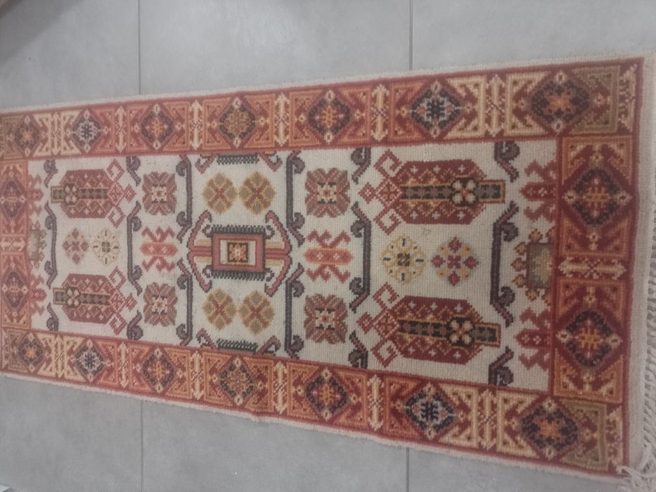 Sprzedam mały dywanik 145x68 cm.