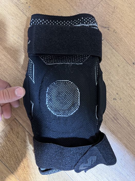 Joelheira McDavid Profissional com Dobradiças – Suporte Ligamentar