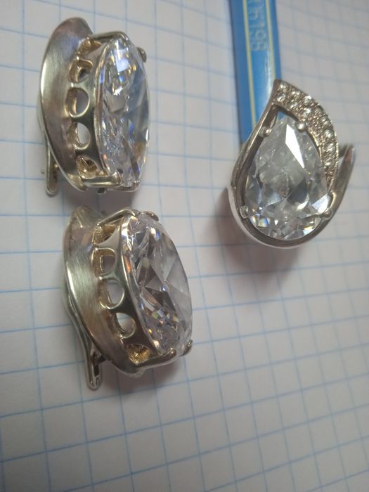 Продам бу срібні сережки,кульчики,каблучка з великим каменем