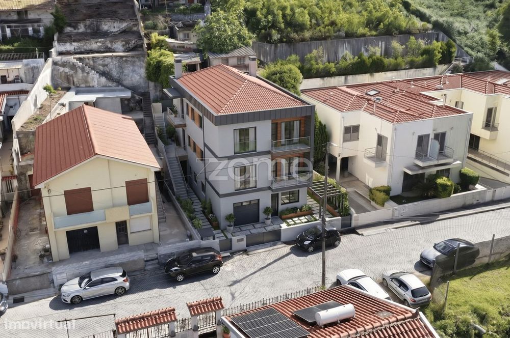Prédio com 4 Habitações e Armazém em Gaia
