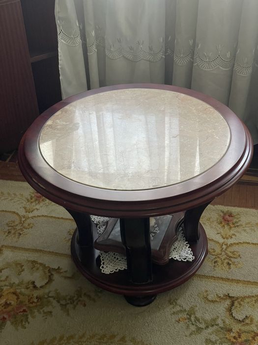 Mesa de centro vintage em madeira e mármore