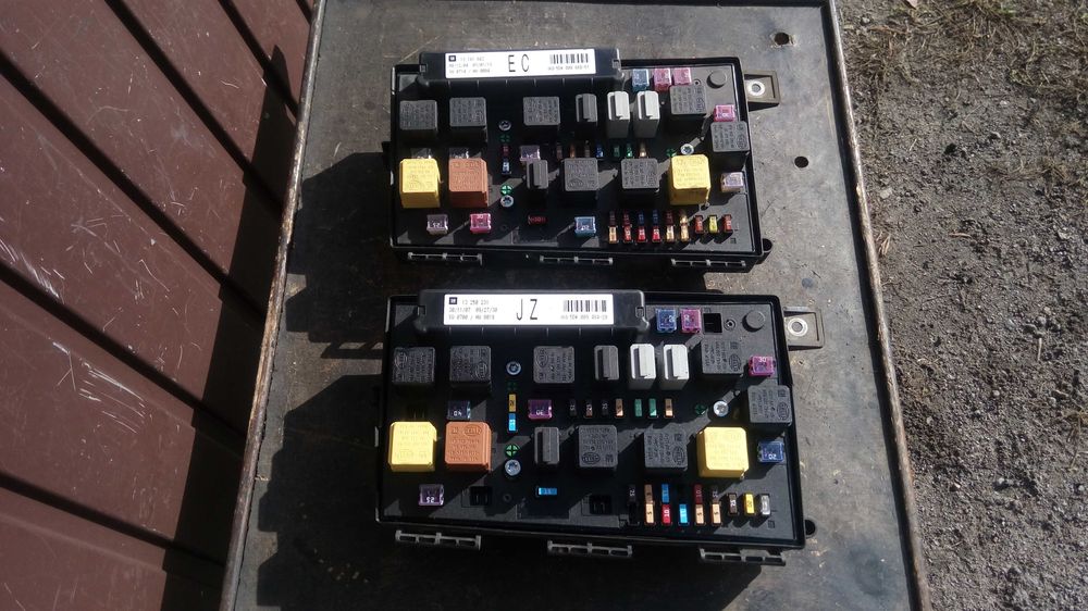 Opel ASTRA H ZAFIRA B skrzynka bezpieczników MODUŁ BSI- JZ -EC