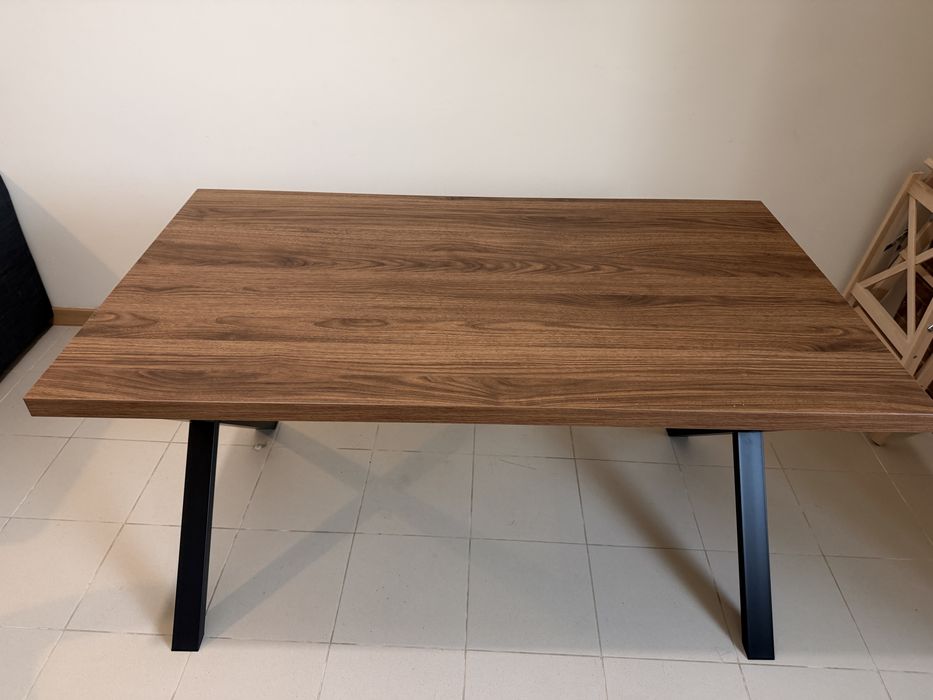 Mesa quadrada em tons madeira