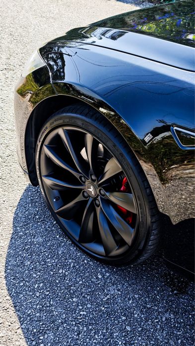 Tesla Model S85 free supercharger