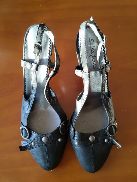 Sapato preto de tacão alto da Salsa