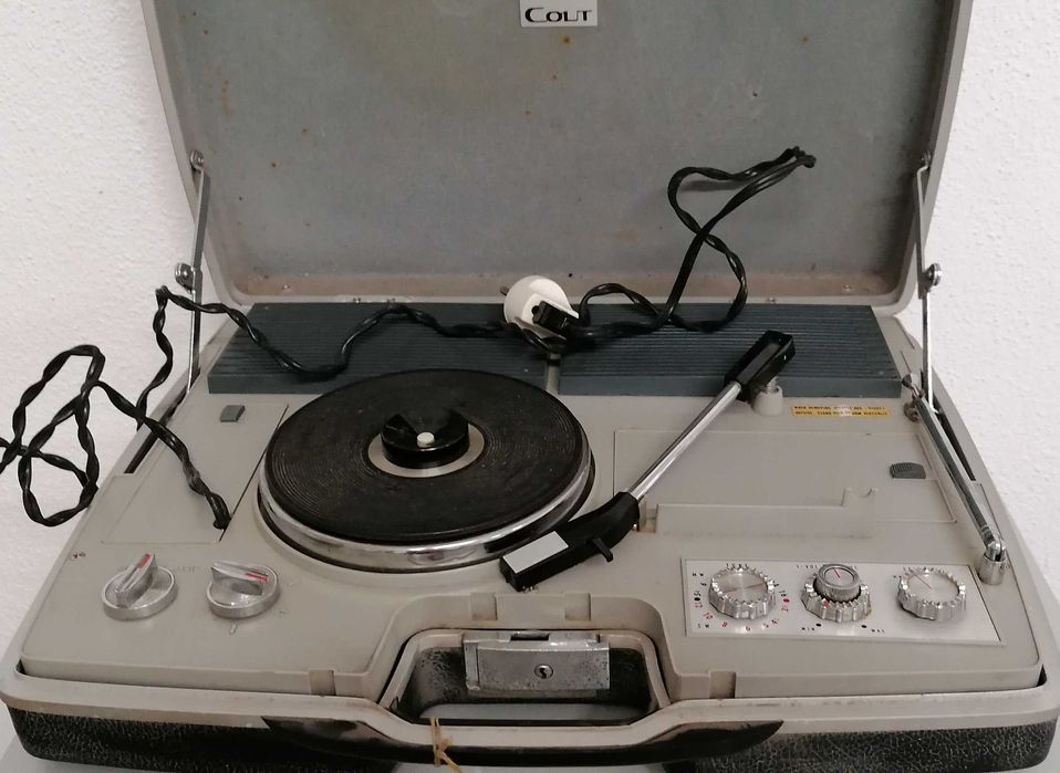 Radio e gira-discos Cout, peça antiga, tipo mala
