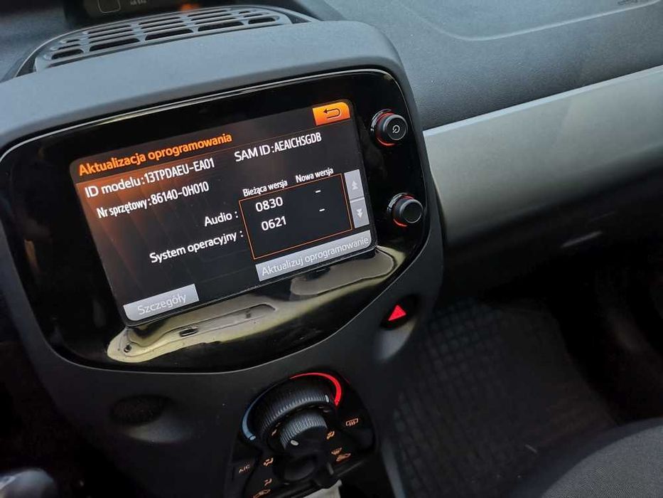 Kamera cofania obraz na fabrycznym ekranie Aygo Peugeot 108 Citroen C1