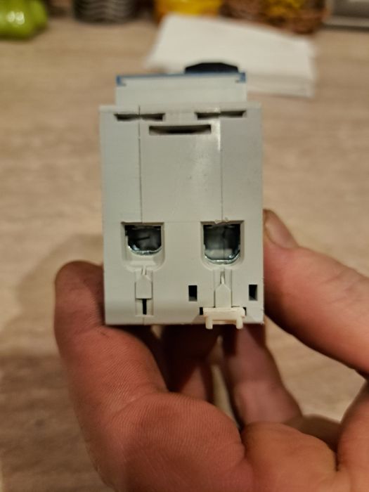 Wyłącznik różnicowoprądowy b16