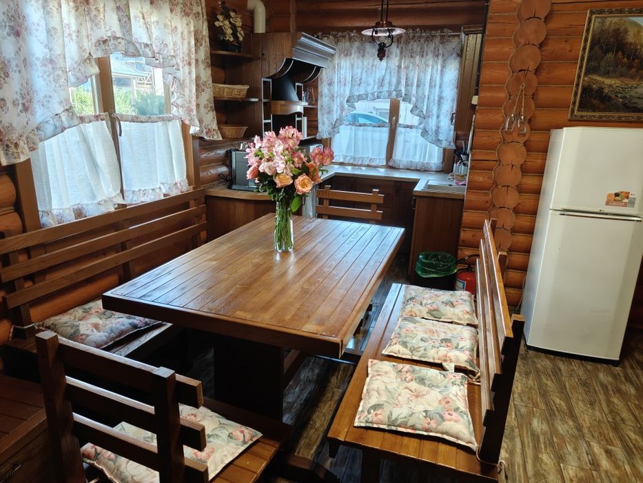 Затишний зруб біля моря