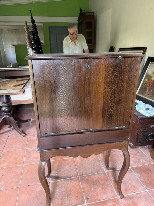 Bar com gaveta modelo ingles em bom estado