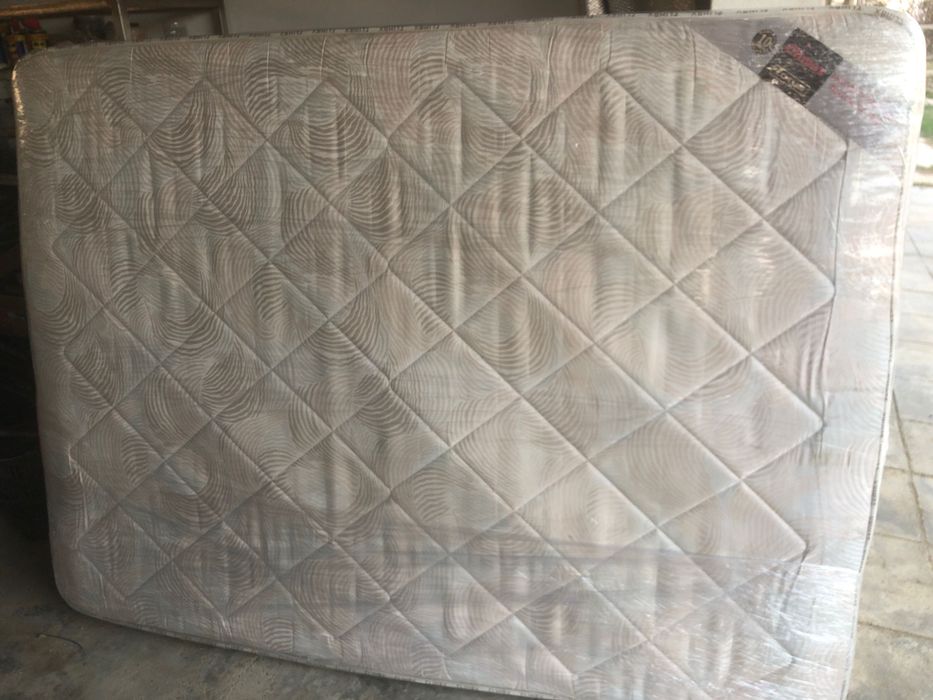 Cama de casal e colchão ortopédico