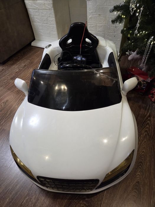 Дитячий електромобіль