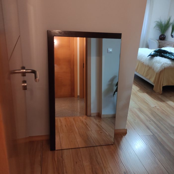 Espelho com moldura wengue