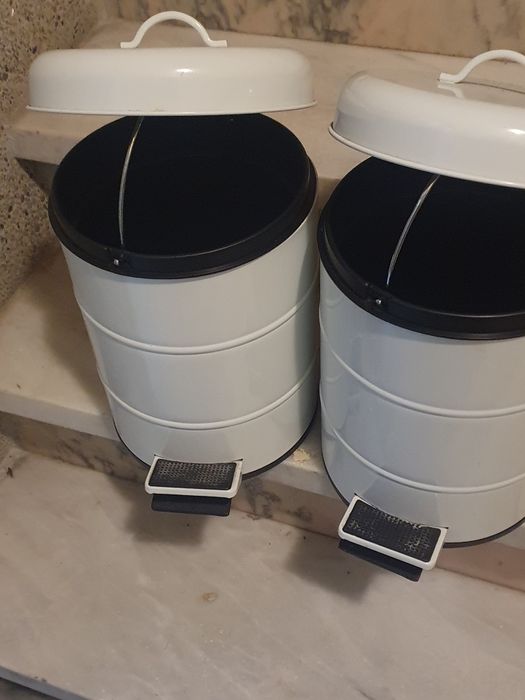 2 caixotes de lixo de casa de banho