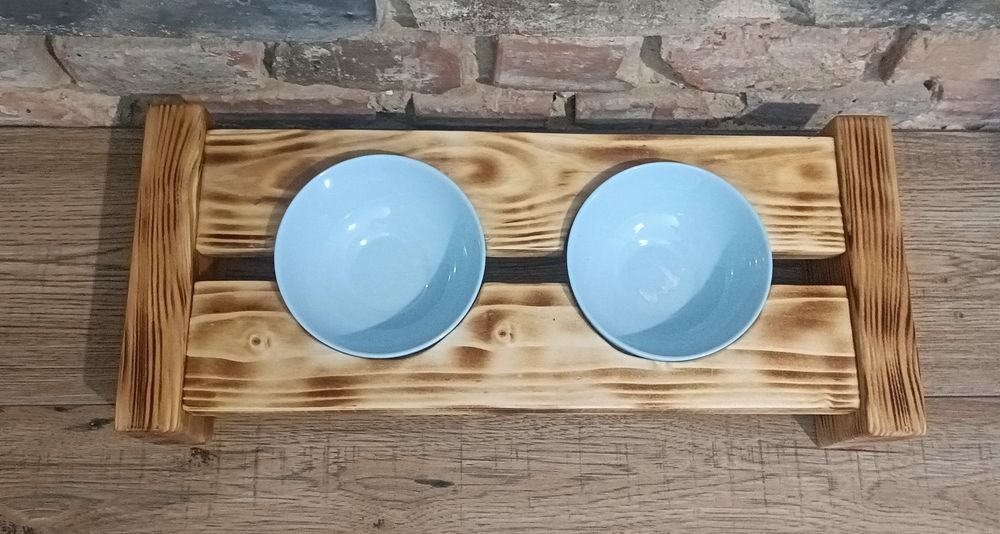 Stojak na miski drewniany, miski ceramiczne.