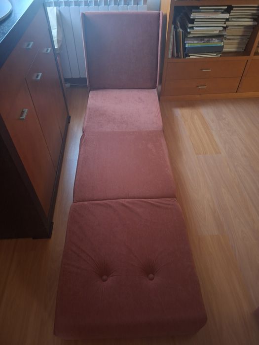 Sofás individuais e puffs 
Faz cama.
Como vendo 2 (40€/cada) consegue fazer uma cama de casal, em caso de necessidade.
2 pufs do mesmo conjun