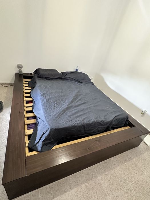 Cama de casal de madeira