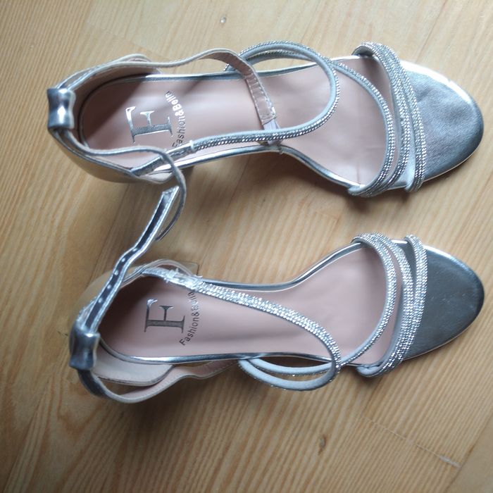 Buty srebrne na obcasie, paseczki