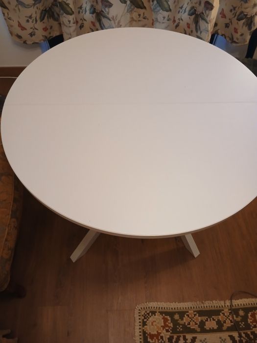 Mesa branca, extensivel, nunca usada.