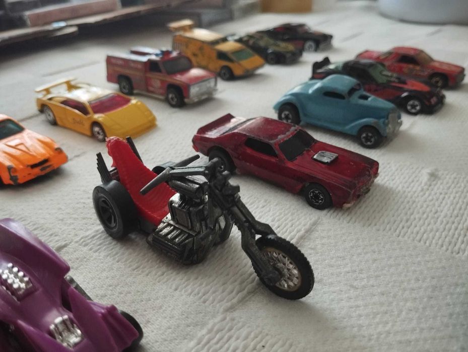 Mala e Carrinhos HotWheels (x28)